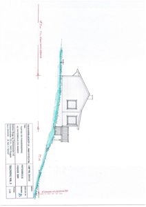 Fasadetegning (opprikk) av en hytte med trapp og terrengforhold.