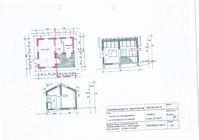 Plantegning som viser romfordeling, dimensjoner og fasadeoppsett for en bygning.
