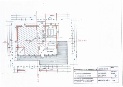 Etasjeplan for en fritidsbolig og anneks, med romfordeling, dimensjoner og snittlinje.