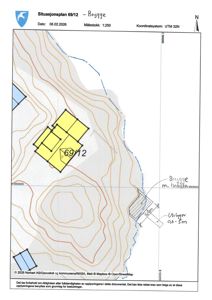 Situasjonsplan som viser tomtens topografi (konturlinjer), plassering av bygninger, og forhold til naboeiendom 'Brygge'.
