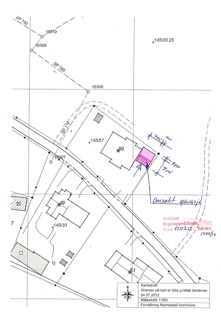 Kartutsnitt som viser tomt, naboeiendommer, veier og en markert garasje med mål.