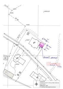 Kartutsnitt som viser tomt, naboeiendommer, veier og en markert garasje med mål.