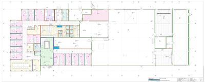 Etasjeplan som viser romfordeling, vegger og møblering i et bygg.