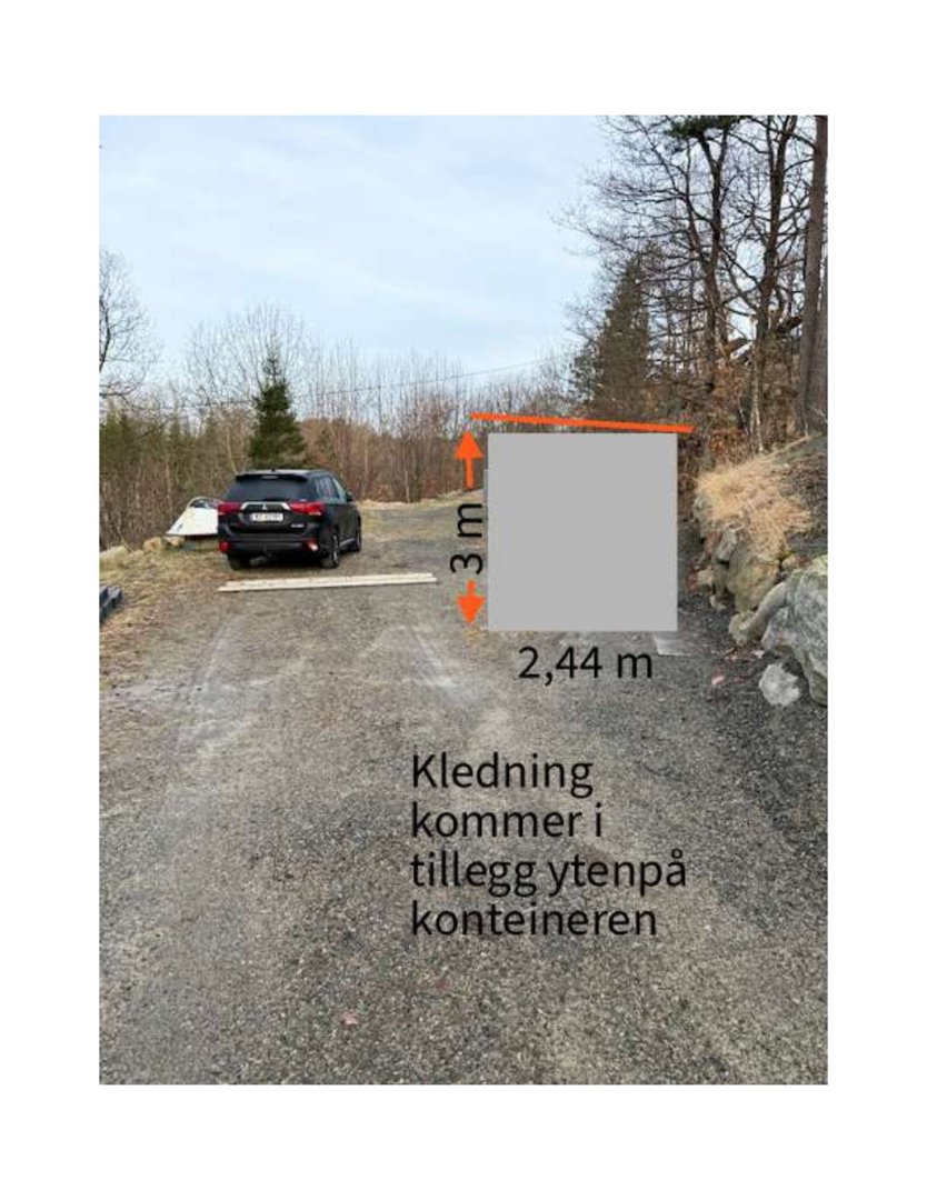 Fotografi av en vei med en bil og en markert plassering for en container, med målinger og tekst om kledning.