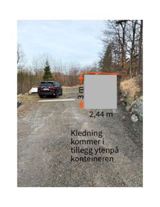 Fotografi av en vei med en bil og en markert plassering for en container, med målinger og tekst om kledning.