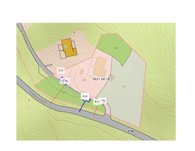Situasjonsplan som viser tomtens grenser, høydeforhold (konturlinjer), eksisterende og planlagt bebyggelse, samt veier og avstandsmålinger.