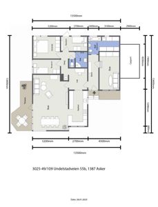 Etasjeplan med romfordeling, mål og møbeloppsett for en bolig.