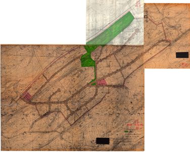 Situasjonsplan som viser topografi, vegnett og bygningsplassering på en tomt.