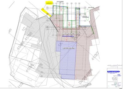 Situasjonsplan som viser tomtens form, eksisterende bygninger (markert med 'EXISTING BUILDING'), og planlagt utvidelse eller nybygging. Planen inkluderer også detaljer om grunnforhold og grenser.