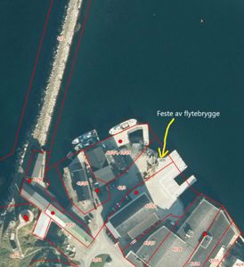 Flyfoto eller satellittbilde av et havneområde med overlagte eiendomsinndelinger (grunnboknr) og en markert festeplass for flytebrygge.