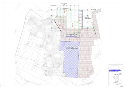 Situasjonsplan som viser tomtens grenser, eksisterende bygning, vannledninger og planlagt plassering av nye dører.