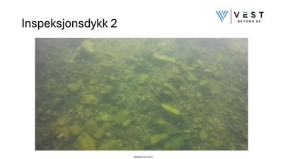 Fotografi fra et inspeksjonsdykk under vann, som viser bunnen med steiner og grus.