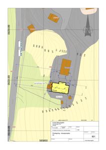 Situasjonsplan som viser tomtens form, høydemålerlinjer, nabolagsgrenser, veier og plassering av bygninger.