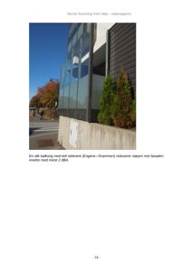 Fotografi av en balkong med glassrekkverk og fasade på en bygning, med tekst om støyreduksjon.