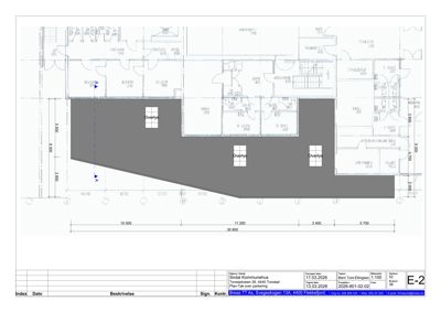 Etasjeplan for et bygg (Sindal Kommunehus) som viser romfordeling, dimensjoner og et overlys (overgang) til nabobygning.