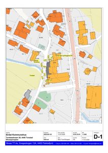 Situasjonsplan som viser bygningers plassering i forhold til hverandre, veier og vannløp i Tonstad.