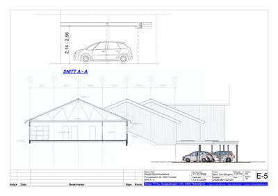 Snittegning (SNITT A-A) som viser tverrsnitt gjennom bygningen, takkonstruksjon, vegghøyder og parkeringsområde.