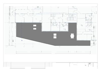 Etasjeplan for et bygg (Sindal Kommunehus) som viser romfordeling, dimensjoner og et overlys (overgang) til nabobygning.