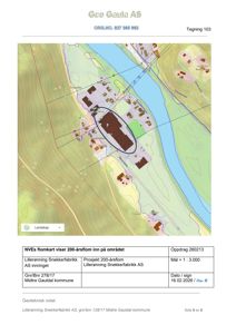 Situasjonsplan eller fiomkart som viser bygningenes plassering i forhold til elv og terreng.