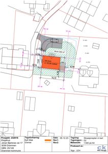 Situasjonsplan med kart som viser tomt, bygningers plassering, grenser, høyder og areal (MUA).