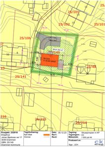 Situasjonsplan som viser tomtens grenser (grønt), nabotomter (gult), eksisterende og planlagt bebyggelse, samt detaljer om høyde (C=) og areal (MUA).