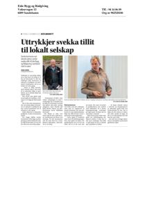 Fotografi av to menn, kommunalsjef Kari Martin Væren og saksbehandler Karin Ingelsby, som sitter ved et bord.