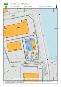 Situasjonsplan som viser tomtens beliggenhet, naboeiendommer (9/446, 9/447), veier, parkeringsplasser og bygningers plassering med arealoppdelinger.