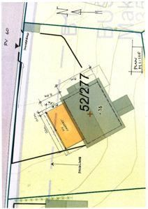 Situasjonsplan som viser tomtens form, bygningens plassering, innkjørsel, vegger (FV 60), og dimensjoner.