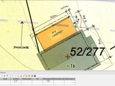 Situasjonsplan som viser tomtens dimensjoner, byggegrenser, plassering av carport og nabobebyggelse.