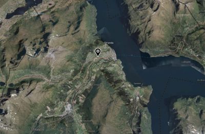 Satellittbilde (kart) over Stranda med en markør som indikerer en spesifikk lokasjon.