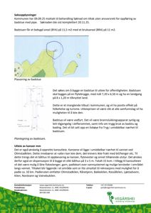 Bildet viser en situasjonsplan (tomtekart) som illustrerer plasseringen av en planlagt badstue på et tomt. Det er tegnet en blå sirkel rundt badstuens plassering, og det er også en mindre tegning av selve badstuens grunnplan.