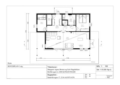 Hovedplan for 1. etasje av en hytte, som viser romfordeling, mål og utvendige mål.
