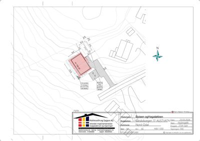 Situasjonsplan som viser bygningens plassering i forhold til terrenget (konturlinjer), nabobygninger, veier og retning (N).