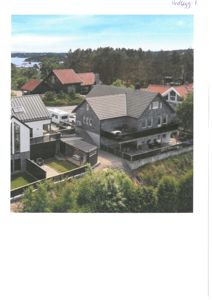 Fotografi av en eksisterende eller planlagt bolig med omgivelser, inkludert nabohus og natur.