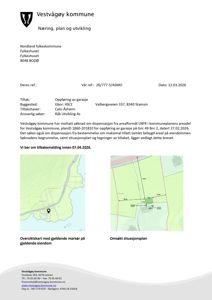 Dokumentet inneholder to kart: et oversiktskart over eiendommen og en omsøkt situasjonsplan med mål.