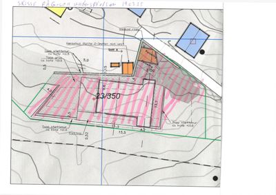Situasjonsplan med tomtetegninger, høydemål, parkeringsområder og snittmerking.