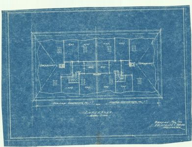 En blå tegning som viser etasjeplan for et hus med flere rom (merket 'KOT'), trapper og en sentral korridor.