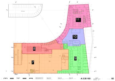 Etasjeplan (plan 2) som viser romfordeling og funksjonssoner i et bygg, markert med farger og nummer.