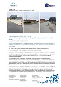 Tre foton av en asfaltert fortau med trafikkreguleringer og nabolag i bakgrunnen.