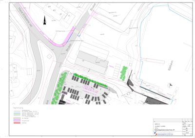 Situasjonsplan som viser bygningens plassering i forhold til veier (Hans Eriksens vei, Bruket), eiendomsgrenser, parkeringsplasser og omgivelsene.