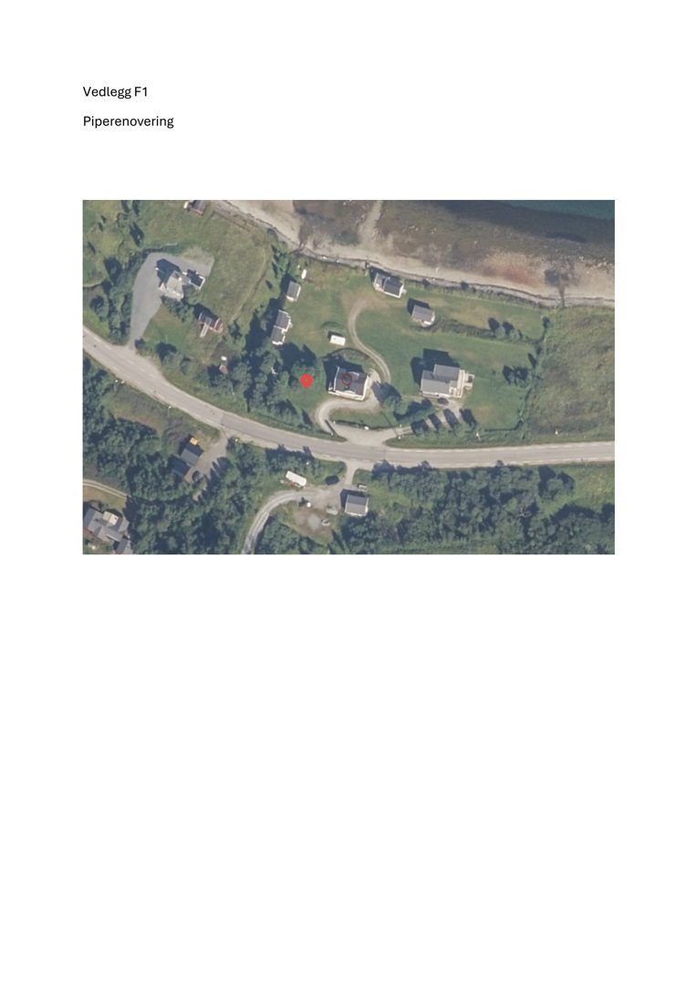 Flyfoto av et boligområde med en markert tomt (rødt punkt) og omgivende infrastruktur.