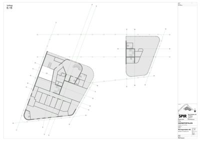 Vedlegg E-18 viser etasjeplaner for en bygning med romfordeling, trapp og vinduer. Det er også vist en mindre tilhørende bygning.