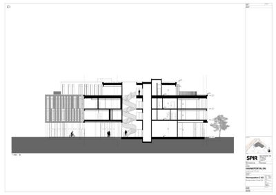Snittegning (E-7) som viser bygningens tverrsnitt, inkludert etasjer, vinduer, en spiraltrapp og en sikkelift.