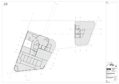 Vedlegg E-18 viser etasjeplaner for en bygning med romfordeling, trapp og vinduer. Det er også vist en mindre tilhørende bygning.