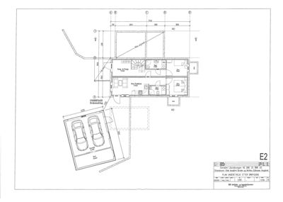 Etasjeplan for et hus som viser romfordeling, dører, vinduer og en biloppstillingsplass.