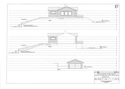 Tegning som viser tverrsnitt (profil) av en bygning, inkludert terrengforhold, takhøyder og grunnplan.