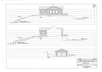 Tegning som viser tverrsnitt av en bygning (hus og garasje) med angivelse av høyder, terrassering og terrengforhold.