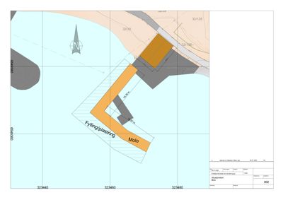 Situasjonsplan som viser en planlagt fylling/plasering og et molo, med angitte dimensjoner og nabolagsnummer.