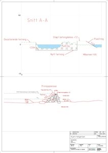 Tegning som viser et snitt (Snitt A-A) gjennom en bygning eller konstruksjon, inkludert terrengnivåer, fundamenter og etasjer.