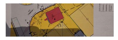 Situasjonsplan som viser bygningens plassering på tomt, med mål og grenser.